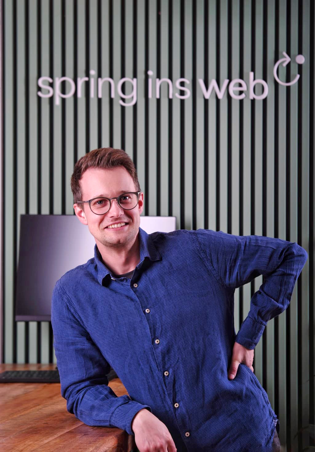 Piérre Ruschinski, Inhaber von Spring ins Web, im Büro in Hamburg-Sternschanze